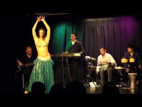 Kareemah junto a Percussion Dance