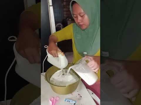 bikin pesenan 3 macam kue