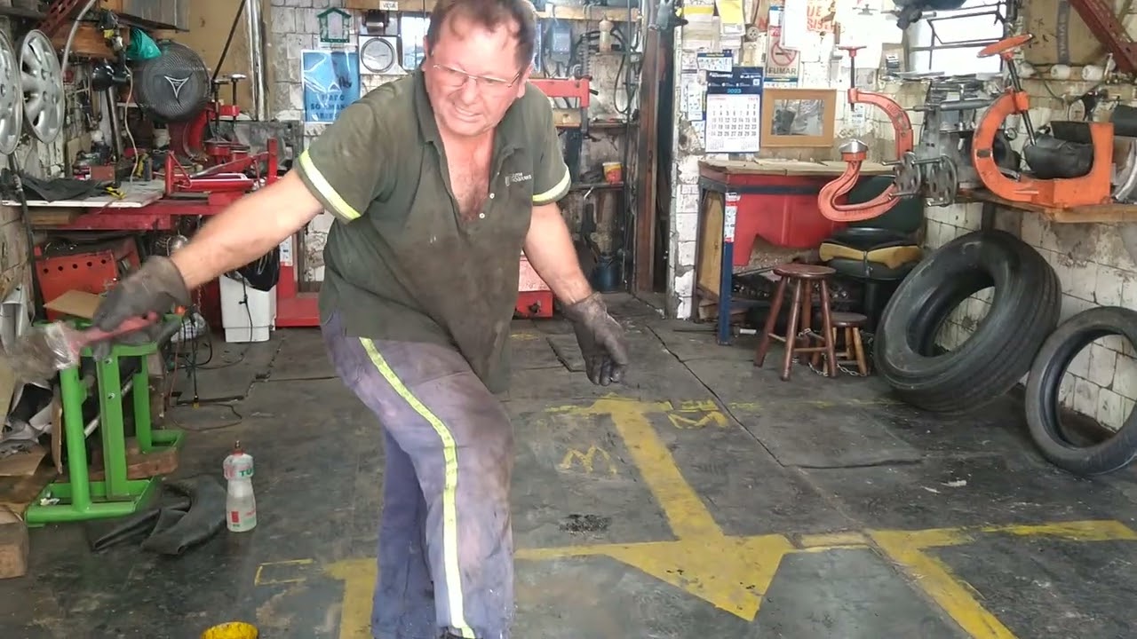 Como desmontar um pneu 215/75/17.5