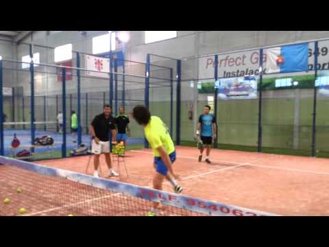 R.P contra pared de reves en padel(2)