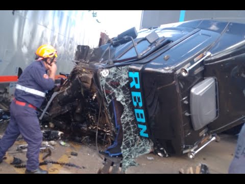 Carreta bate em trem e motorista fica ferido em Jandaia do Sul