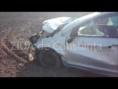 Accident rutier grav în zona localității Oituz. Mașina este făcută praf. Două victime