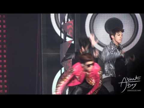 [FANCAM] 111229 JUNHO SBS Gayo Daejun - Hands Up