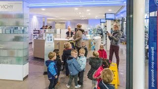 preview picture of video 'Kinderen peuterspeelzaal Het Kompas bezoeken apotheek Hoek van Holland'