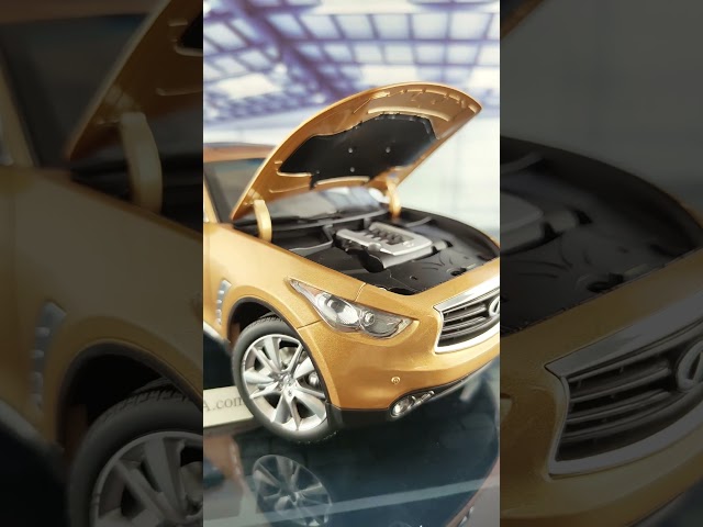 RARE Infiniti QX70 Gold 1:18 Paudi