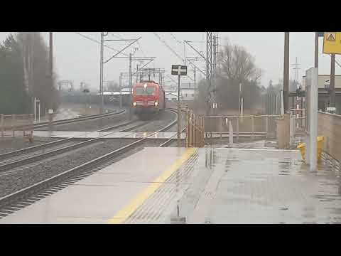 X4E ,,Vectron" ,,DB Schenker Rail Polska" ze składem ładownych węglarek snuje się po Nowej Iwicznej.