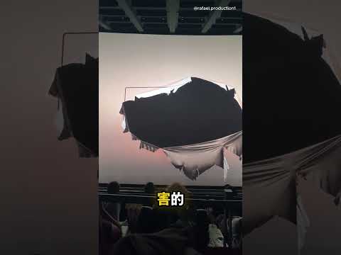 世界最大電影螢幕…看到飛機才有概念 🤯