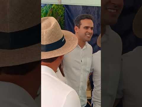 o prefeito Lucas Pereira dando entrevista no meio da multidão cidade de Paulista Paraíba