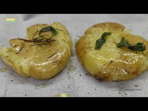 Patate al forno schiacciate e aromatizzate