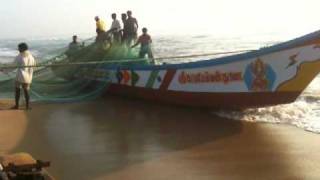 preview picture of video 'Fishing boats going to sea, Mahaballipuram, India'