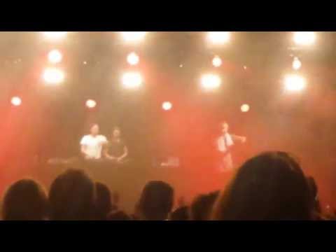 Stefan van stuktv confronteert vechtende jongens tijdens event