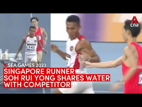 Singapore's Soh Rui Yong shares water with rival during 10,000m race