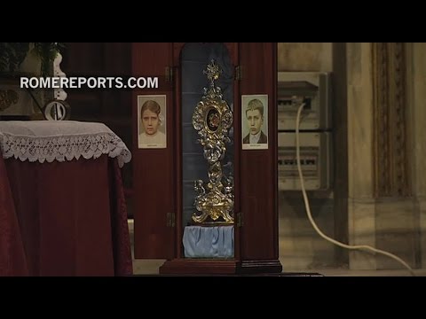 Cientos de peregrinos veneran las reliquias de los videntes de Fátima en la catedral de Roma