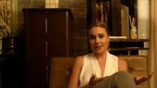 Leah Pipes voque Cami en tant que thrapeute dans TO pour TV Fanatic