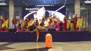 Download lagu SERAM!! Persembahan Tarian Ulek Mayang KLIA 2017 mp3