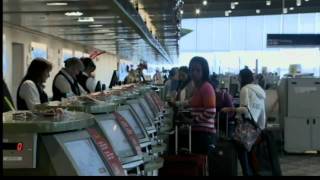 preview picture of video 'Holiday flying a breeze at Bradley Airport'