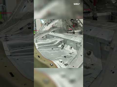 Video Thumbnail: MERCEDES BENZ S-CLASS: The evolution of vehicle safety crash tests and innovations