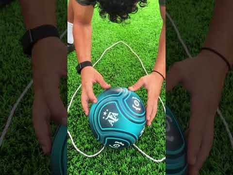 حل عبقرى للكورة لما ما تلاقيش لها مكان في الشنطة! 🎒⚽️تدي الفكرة كام من 10؟#shorts