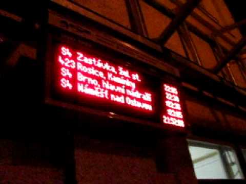 Osvětlený, ale uzamčený vestibul v železniční stanici Tetčice