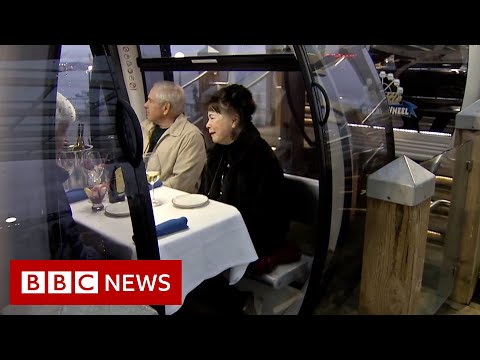 西雅圖上空的保麗龍中的社交距離餐飲 - BBC News (Socially distanced dining in a bubble above Seattle - BBC News)