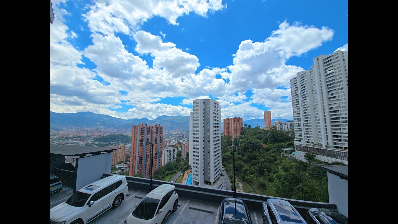 Corner Apartment in El Poblado video tour