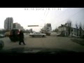 Лошадь бегает по дороге г.Пермь The horse runs on the road. Perm