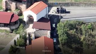 Pamje ekskluzive, terroristet serbe duke ikur nga Manastiri - Klan Kosova