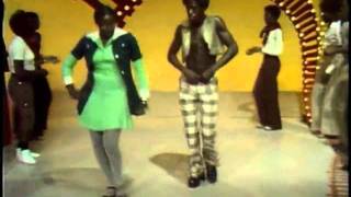 The O&#39;Jays - Put Your Hands Together (Soul Train Line) DANCERS THE BEST!