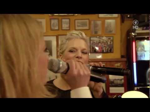 Ina Müller & Caroline Peters singen von Tempeau den Song: Vorbei (live)
