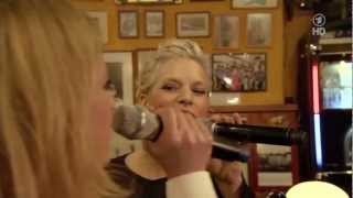 Ina Müller & Caroline Peters singen von Tempeau den Song: Vorbei (live)