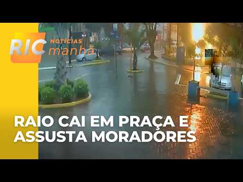 Câmera registra queda de raio em praça no centro de Formosa do Oeste