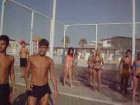 ALCUNI RAGAZZI TENTANO DI COLPIRE CON PALLONCINI D'ACQUA GABRIELE PAOLINI SPIAGGIA OSTIA LA CASETTA