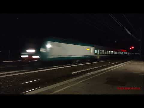 TRENI IN TRANSITO NOTTURNO NELLA STAZIONE DI PERI (VR) VEN. 3 - 3 - 2023.