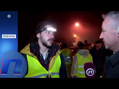 Lučani, studenti koji iz N.Pazara pešače ka N.Sadu, sa porodicom poginulog radnika namenske