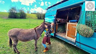 Lotta reist mit ihrem Esel Jonny im Van durch Europa