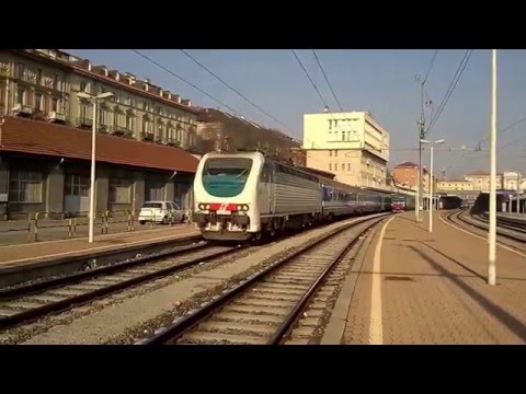 E 403 022 in testa ad un IC notte