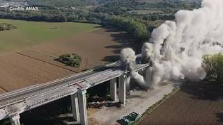 Le campate crollano in sequenza come tessere di un domino: la demolizione controllata del viadott...
