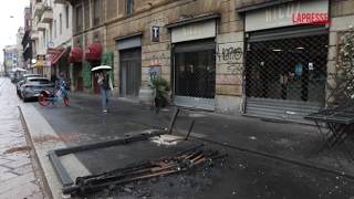 Scontri a Milano, in Corso Italia incendiato il dehors di un bar