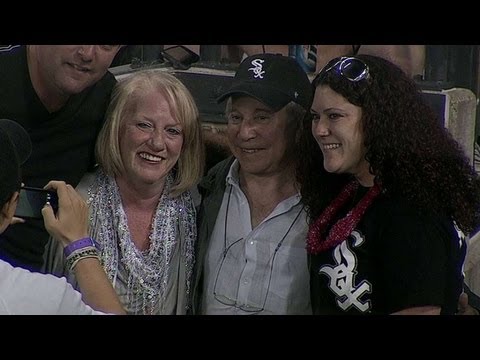 TEX@CWS: Paul Simon gives out hugs and kisses