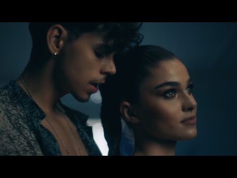 Emilian x Theo Rose - Stau Cu Ochii In Telefon