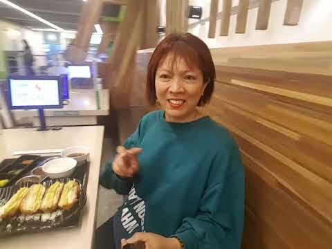 O robô servidor e o Robô serviram nosso pedido no 내맘대로 돈까스 em Somyeon, as comidas são todas deliciosas.