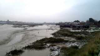 preview picture of video 'The river Adur Shoreham by sea ice around the house boats'