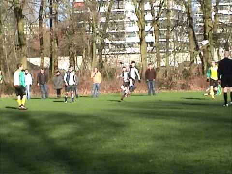 Huizen B4 uit tegen Victoria B5. Kampioen !