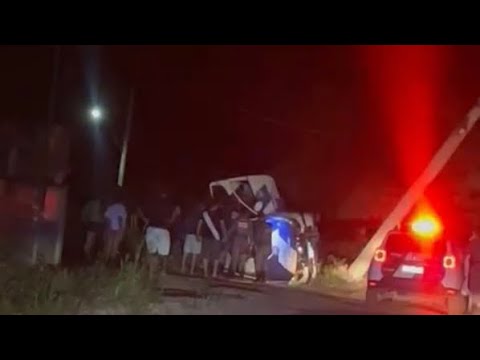 Viatura bate em poste, tomba e PMs ficam feridos em Nova Venécia, no ES