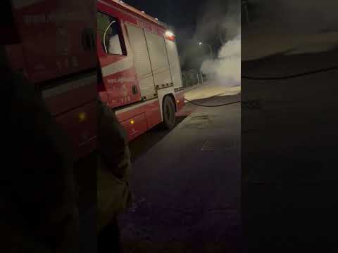 Auto prende fuoco a Cavo, una donna ustionata