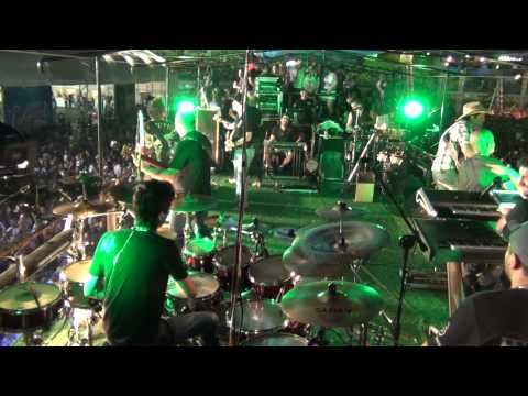 Rodrigo Skill no trio elétrico - parte 2 (A Casa Caiu, Delegada, Passando Mal, Da Cor do Pecado)