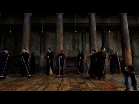 Betlemme: scontro a colpi di manici di scopa tra i preti