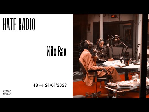 Προωθητικό βίντεο για τις παραστάσεις του Hate Radio [Ραδιόφωνο του μίσους] (2011) του Milo Rau [Μίλο Ράου] στο Théâtre de la Croix-Rousse της Λυών (2023). Η αναδιαδραμάτιση μιας εκπομπής του σταθμού RTLM κάνει το κοινό ακροατές και ακροάτριες της προπαγάνδας που υποκίνησε τη γενοκτονία των Τούτσι στη Ρουάντα (1994).