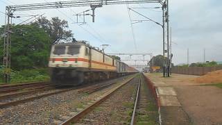 preview picture of video 'HOWRAH Rajdhani Whinning through JAMUI at MPS.'