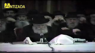 ניגון אבינו מלכנו בהתוועדות כ"ק הרבי מליובאוויטש - התמונה מוצגת ישירות מתוך אתר האינטרנט יוטיוב. זכויות היוצרים בתמונה שייכות ליוצרה. קישור קרדיט למקור התוכן נמצא בתוך דף הסרטון